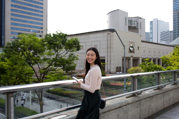 Zdjęcie młoda japonka w miejskim otoczeniu