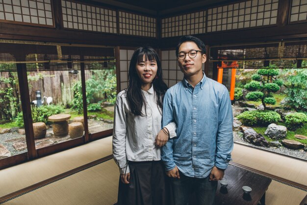 Młoda Japońska Para Spędza Czas W Domu