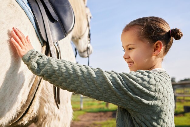 Młoda Jeździec I Jej Koń Przycięte Zdjęcie Uroczej Młodej Dziewczyny Głaszczącej Swojego Konia Na Ranczu
