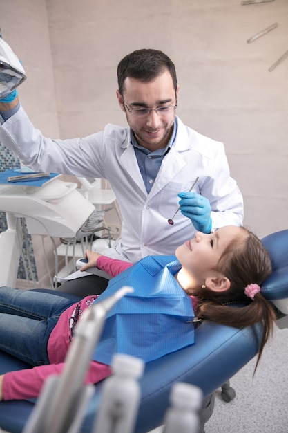Młoda kaukaska dziewczyna odwiedza gabinet dentystyczny