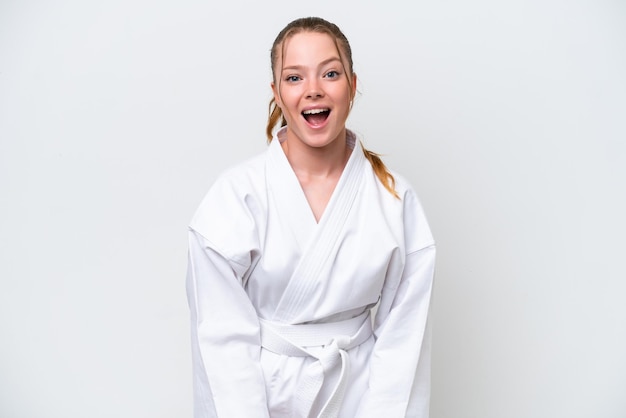 Młoda kaukaska dziewczyna robi karate na białym tle na białym tle z wyrazem twarzy niespodzianką
