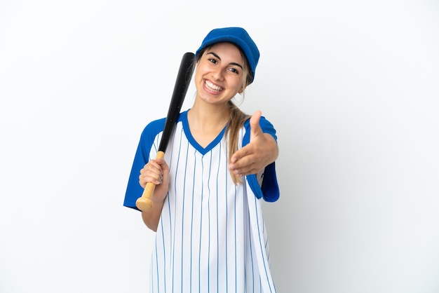 Młoda kaukaska kobieta gra w baseball na białym tle, ściskając ręce, aby zamknąć dobrą ofertę