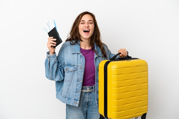 Młoda kaukaska kobieta na białym tle na wakacjach z walizką i paszportem