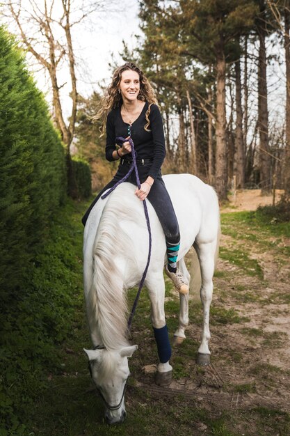 Młoda Kaukaska Kobieta Na Koniu W Ośrodku Dla Koni Horse