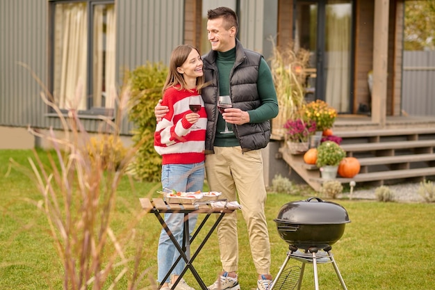 Młoda kaukaska para cieszy się przyjęciem przy grillu