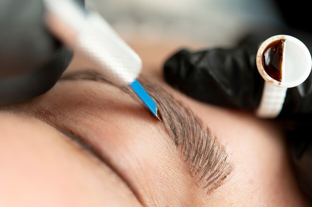 Młoda klientka przechodząca zabieg microblading