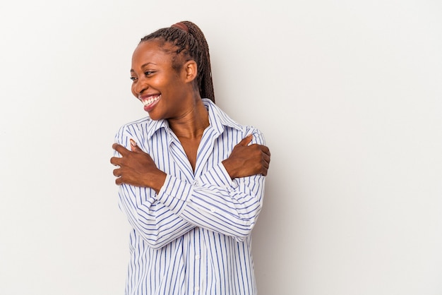 Młoda kobieta african american na białym tle uśmiechający się pewnie ze skrzyżowanymi rękami.