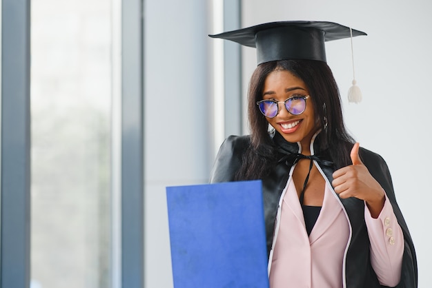 Młoda Kobieta African American Studentka Z Dyplomem.