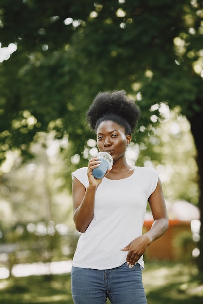Młoda kobieta afro-amerykańska spędzająca dzień w parku