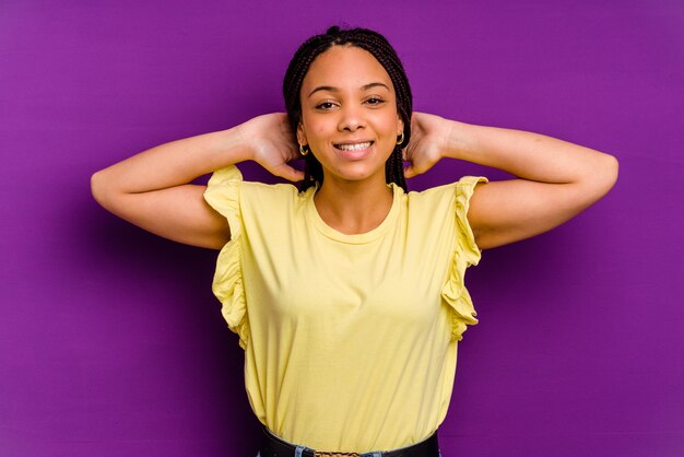 Młoda Kobieta Afroamerykanów Samodzielnie Na żółtym Tle Młoda Kobieta Afroamerykanów Samodzielnie Na żółtym Tle Rozciąganie Ramion, Pozycja Zrelaksowana.