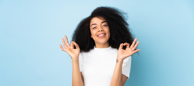 Młoda kobieta Afroamerykanów Wyświetlono znak ok obiema rękami