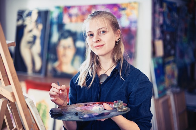 Młoda Kobieta Artysta Pracuje Nad Malowaniem W Studiu.