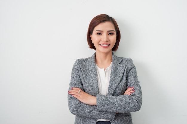 Młoda kobieta azjatyckich przedsiębiorcy, ręce kobiety biznesu skrzyżowane na białym tle