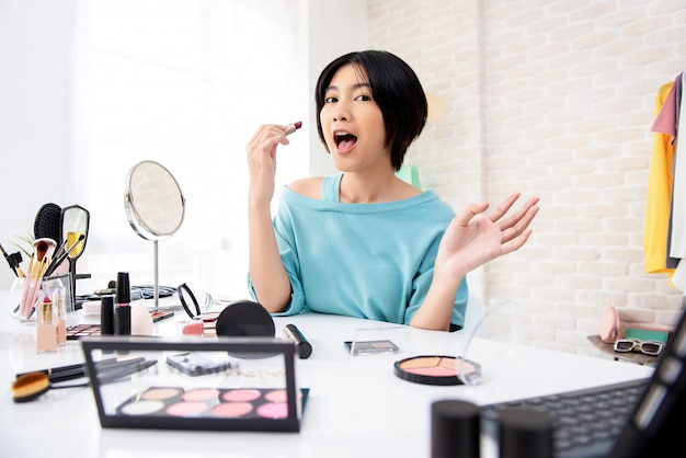 Młoda kobieta Azji piękno vlogger robi samouczek makijaż nadawanie online