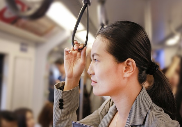 Młoda Kobieta Azji Wewnątrz Bts (bangkok Mass Transit System), Transport Publiczny