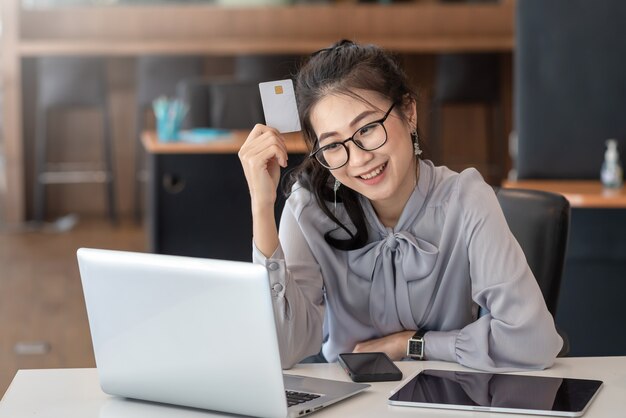 Młoda Kobieta Azji Za Pomocą Telefonu I Karty Kredytowej W Zakupach Online W Biurze