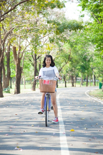 Młoda Kobieta Bicycling.