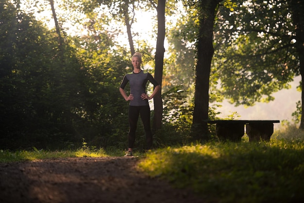 Młoda kobieta bieganie w zalesionym terenie leśnym - trening i ćwiczenia na wytrzymałość Trail Run Marathon - koncepcja zdrowego stylu życia Fitness