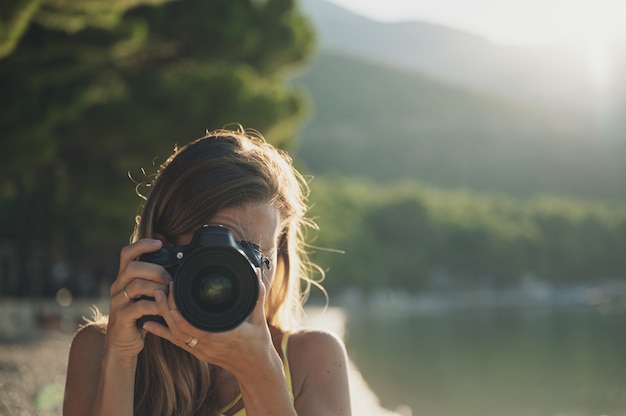 Młoda Kobieta Bierze Fotografię Bezpośrednio Przy Kamerą