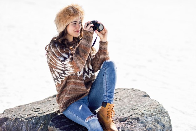 Młoda Kobieta Bierze Fotografie W śnieżnych Górach