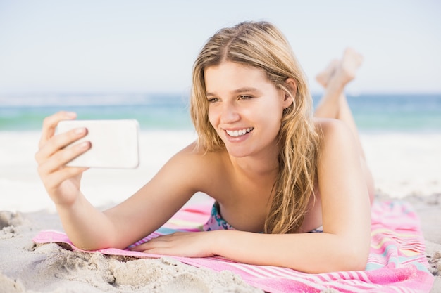 Młoda kobieta bierze selfie na telefonie komórkowym