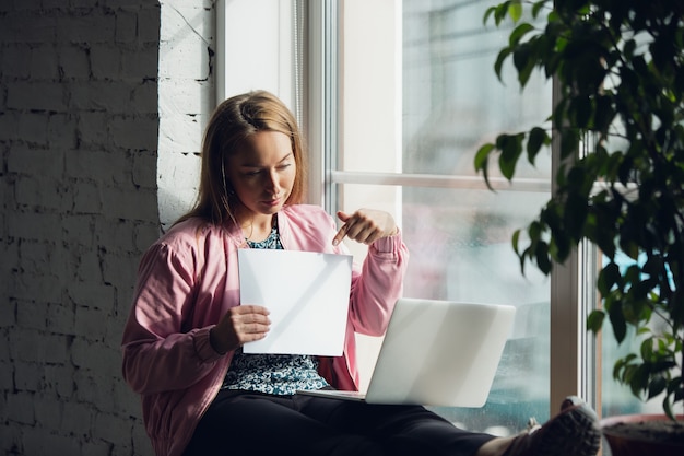 Młoda kobieta, bizneswoman szuka pracy w domu,