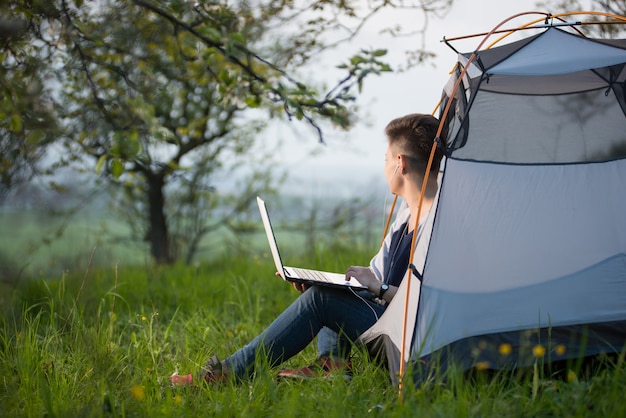 Młoda Kobieta Camping Na świeżym Powietrzu