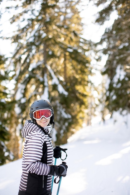 Młoda kobieta ciesząca się zimowym dniem zabawy na nartach w śniegu