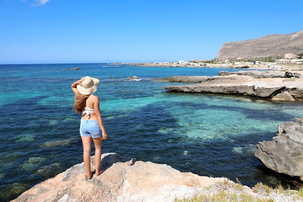 Młoda kobieta cieszy się wakacjami na wyspie Favignana, Sycylia, Włochy
