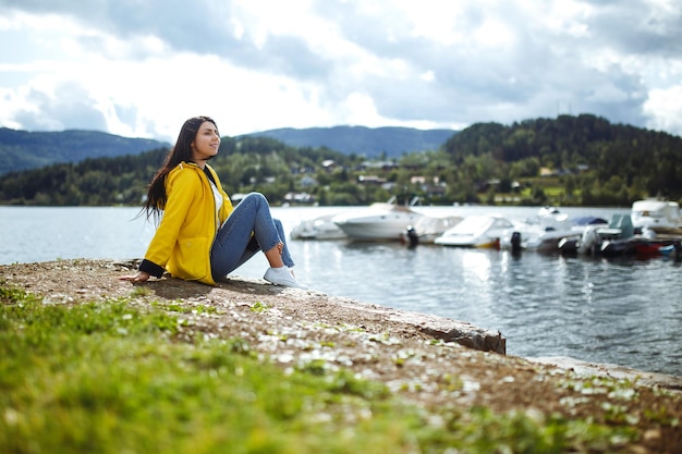 Młoda kobieta cieszy się wolnością na tle gór w Norwegii Dziewczyna turystka