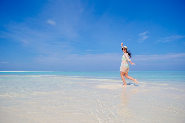 Młoda kobieta cieszyć się wakacje na tropikalnej plaży na Malediwach