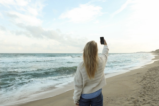 Młoda Kobieta Co Selfie Na Piaszczystej Plaży