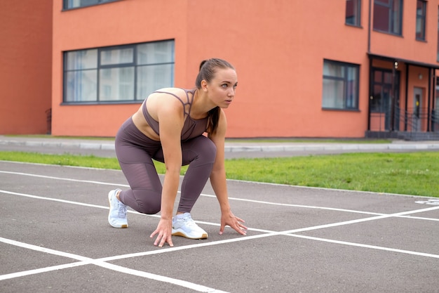 Zdjęcie młoda kobieta czy trening sportowy na stadionie na zewnątrz ze sprzętem sportowym. styl życia i ćwiczenia treningowe dla kulturystyki i zdrowego.