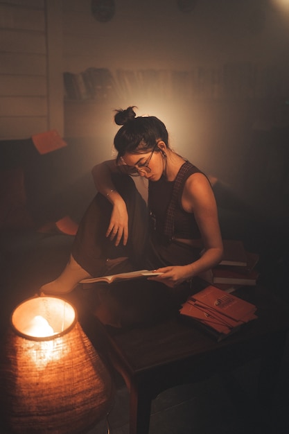 Zdjęcie młoda kobieta czyta książkę w domu