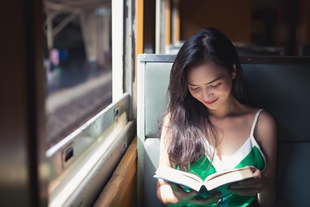Zdjęcie młoda kobieta czyta książkę