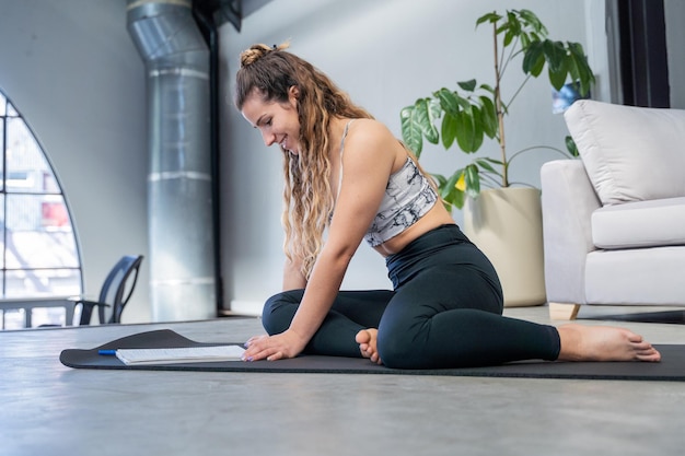 Młoda kobieta czytająca o życiu fitness