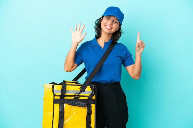 Młoda kobieta dostarczająca z plecakiem termicznym licząca sześć palcami