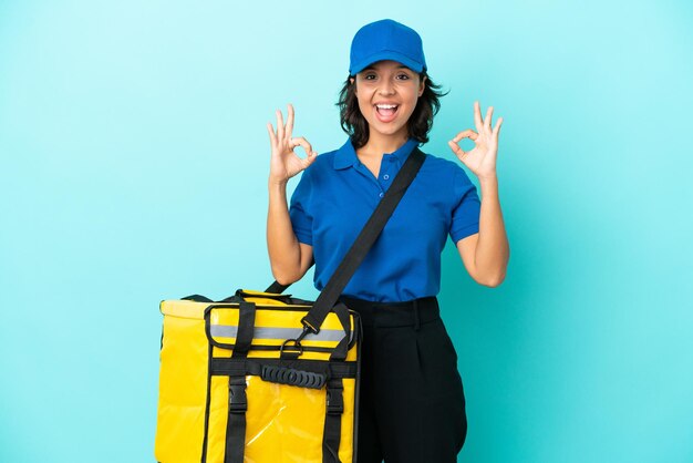 Młoda kobieta dostawy z plecakiem termicznym pokazującym znak ok palcami