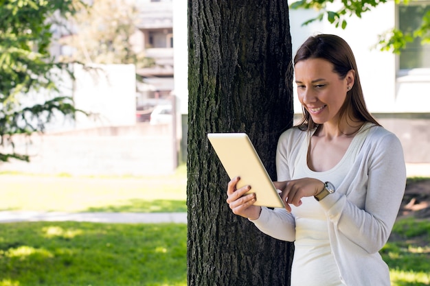 Młoda Kobieta Dotykając Ekranu Cyfrowego Tabletu Na Zewnątrz
