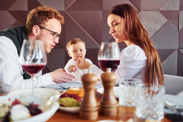 Młoda Kobieta Facet I Mały Chłopiec Wewnątrz Nowej Nowoczesnej Luksusowej Restauracji