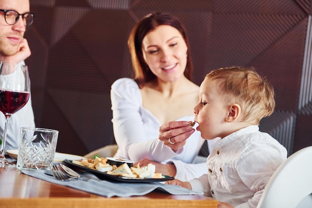 Młoda Kobieta Facet I Mały Chłopiec Wewnątrz Nowej Nowoczesnej Luksusowej Restauracji