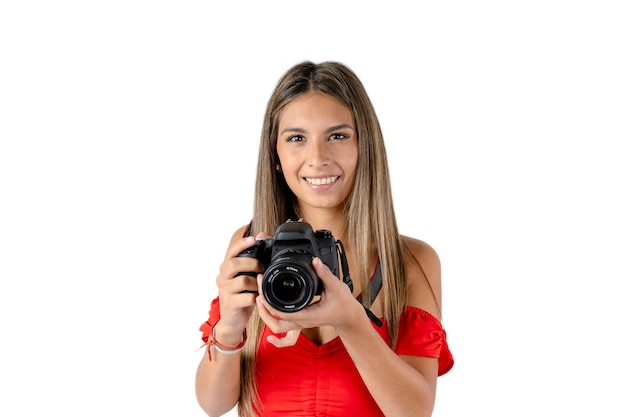 Młoda Kobieta Fotograf Pozowanie Uśmiechając Się Z Jej Aparatem W Ręku.