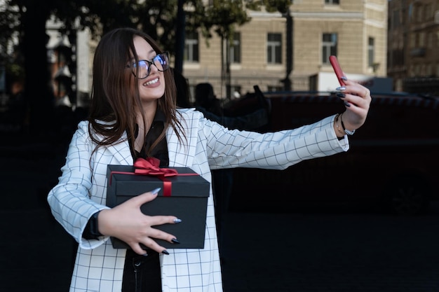 Młoda Kobieta Fotografuje Się Z Prezentem Selfie