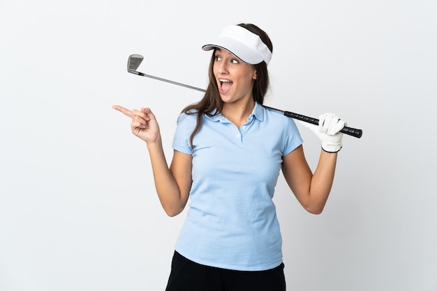 Młoda kobieta golfista na białym tle z zamiarem realizacji rozwiązania, podnosząc palec w górę