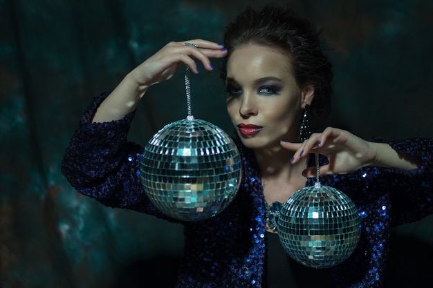 Młoda kobieta gospodarstwa disco ball