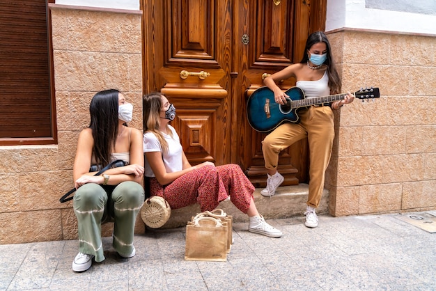 Młoda Kobieta Gra Na Gitarze Na Ulicy