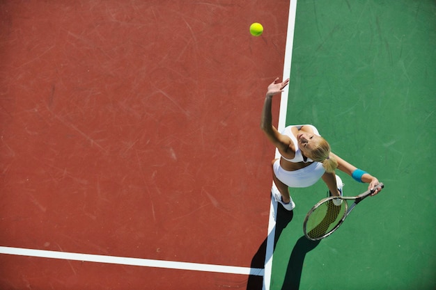 Zdjęcie młoda kobieta gra w tenisa.