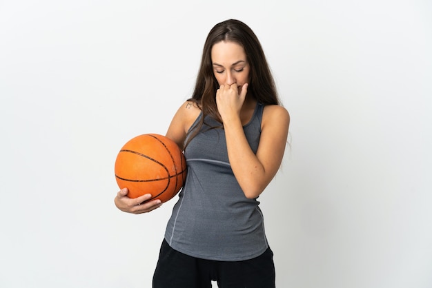 Młoda kobieta grająca w koszykówkę na białym tle, mająca wątpliwości