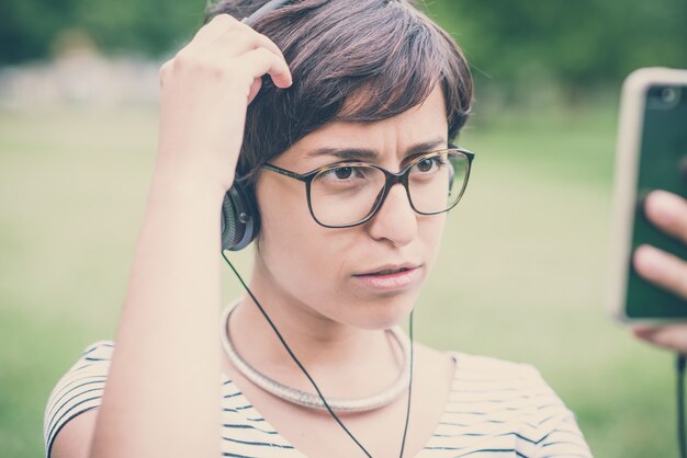 młoda kobieta hipster słuchanie muzyki selfie