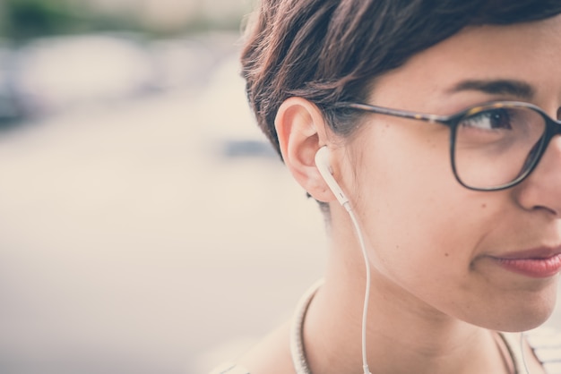 młoda kobieta hipster słuchanie muzyki